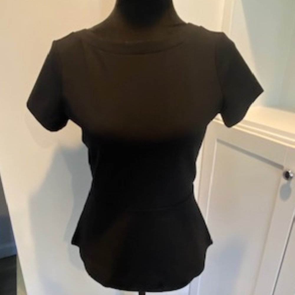 ANN TAYLOR!! BLACK SHORT SLEEVE PEPLUM TOP!! DEEP V BACK!! SZ XSP!!